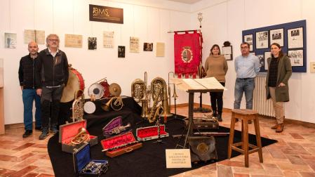 Integrantes de la Banda de Música de Sangüesa, ultimando ayer los preparativos de la exposición