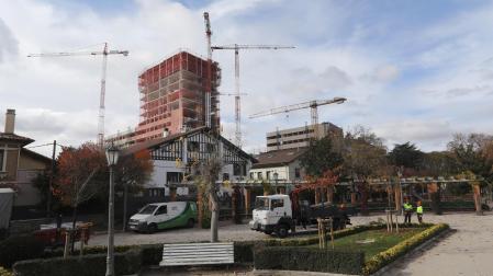 Vista del primero de los edificios del solar de Salesianos que ha llegado a los 14 pisos de altura