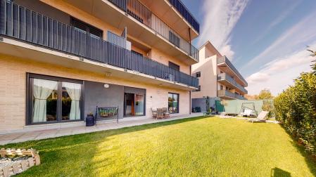 Se vende bajo con gran jardín en Puente la Reina