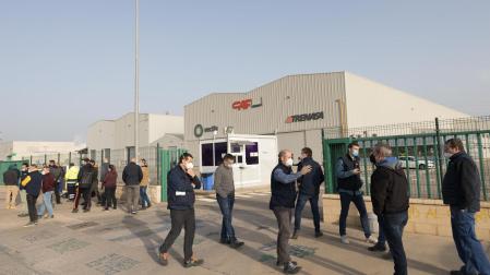 Varios trabajadores, en la puerta de acceso a Trenasa Castejón