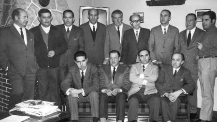 Sentado el segundo por la derecha, Fermín Ezcurra. La foto es de la Junta Directiva que tomó las riendas del club para la temporada 1971-72