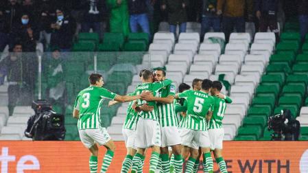 Los jugadores del Betis celebran un de los goles anotados al Ferencváros