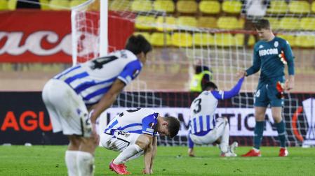 Abatimiento entre los jugadores de la Real al concluir el choque en Mónaco