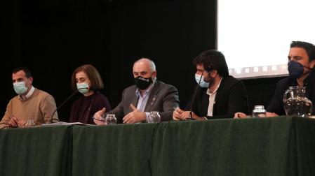 Desde la izq., Rubén Goñi, Izaskun Goñi, el consejero José María Aierdi, Eneko Larrarte y Alberto Bayona