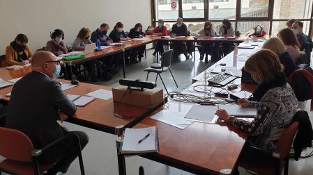 Reunión del consejero Gimeno (izda.) con la Mesa Sectorial de Educación, en la que están representados los sindicatos docentes