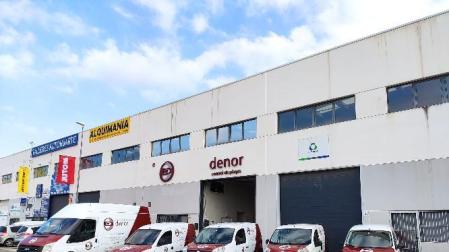 Vehículos de Denor en sus instalaciones en Huarte.