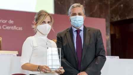 Isabel Violade recibe el premio de manos del presidente de la Asociación CEX, Fernando Sierra