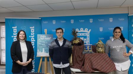 Irune García, Óscar Vidorreta y Verónica Gormedino, con las nuevas coronas de los Reyes Magos