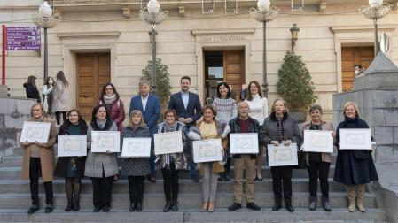 LOS PROFESORES HOMENAJEADOS En la primera fila de las escaleras de la plaza Vieja situadas frente al Ayuntamiento, los profesores que fueron homenajeados ayer tras su jubilación en el campo de la docencia Josefina Bailo Jiménez, Ana Josefa Saso Arévalo, Mª Ángeles Francés Gil, Mª Pilar Tabuenca Peña, Mª Isabel Goicoechea Lacarra, Ana Martínez Álvarez, Francisco Gil Hernández, Rosa Vega Madurga Colina, Marisol Álava Casado, y Mª Asunción Buñuel Pérez. Detrás, los concejales Inés Munuera Amador, Pedro González Felipe, Alejandro Toquero Gil (alcalde de la ciudad) , Merche Añón Montón e Irene Royo Ortín