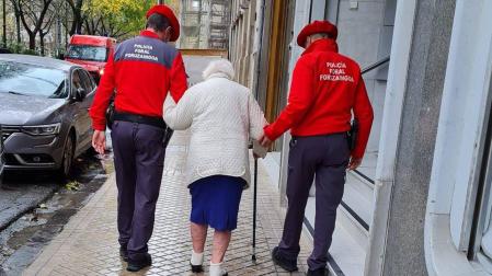 Los policías forales, ayudando a la mujer