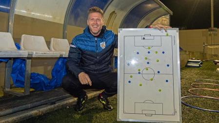 Txiki Akaz, técnico del Izarra, en el estadio de Merkatondoa. Esta tarde vivirá allí su primer encuentro