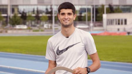 Asier Martínez, con una camiseta con el logotipo de su nuevo patrocinador.