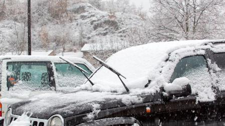 Coches cubiertos de nieve este sábado en Villanueva (La Rioja)