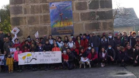 Niños y mayores participaron en la marcha que partió desde Iracheta