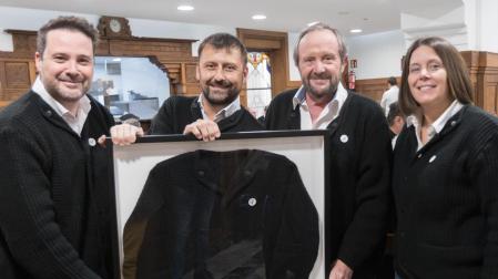 De izda. a dcha., el alcalde de Tudela, Alejandro Toquero; Fernando Litago, presidente del Ribera Atlético con la Elástica que recibió el club; Rafael Remírez de Ganuza (presidente de la Orden del Volatín), y la edil Irune García