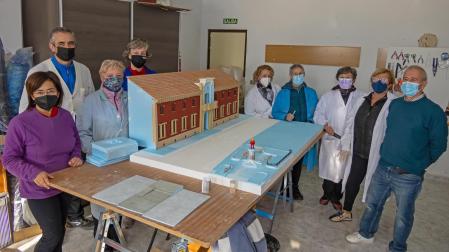 Belenistas de la asociación en las naves de Canasa, donde estos días ultiman los preparativos para sus instalaciones de Navidad