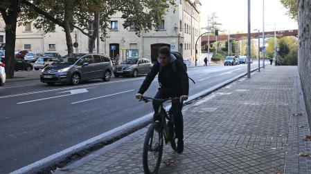 Un ciclista asciende por la acera desde la cuesta de Labrit de Pamplona