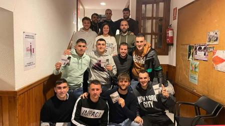 Los integrantes de Ilunberriko Txaranga, ayer mostrando los discos