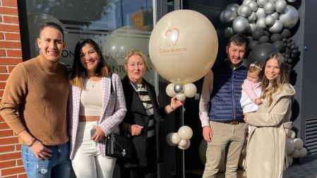 La familia Coca García, en la clínica situada en la avenida Zaragoza.