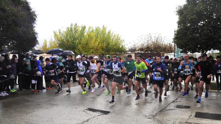 Momento de la salida de la carrera absoluta, que se disputó  bajo la lluvia en un recorrido de  8,3 kilómetros