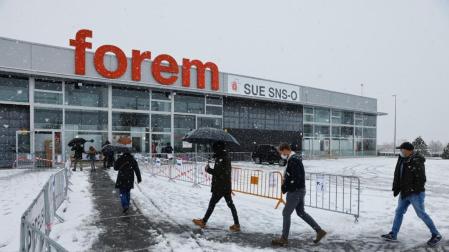 Trabajos para quitar la nieve en Forem, donde se administran vacunas y se realizan pruebas del coronavirus