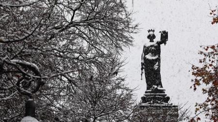 Nieve sobre Pamplona este domingo.