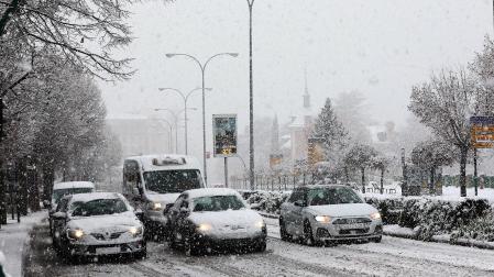 Nieve sobre Pamplona este domingo.
