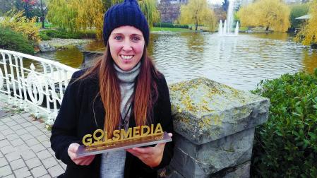 Mai Garde, en el parque Yamaguchi de Pamplona, con el trofeo concedido el pasado lunes