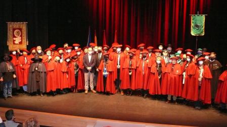 Los cofrades posan en el escenaro del Centro Artes Avenida de Cintruénigo
