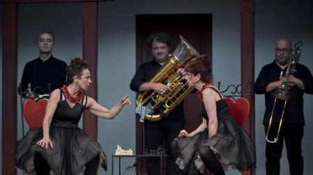 El grupo Pasadas las cuatro durante una representación de 'El burlador sin sardina' 

Festival Internacional de Teatro Clásico de Almagro
fotografiado por el fotógrafo Pablo Lorente