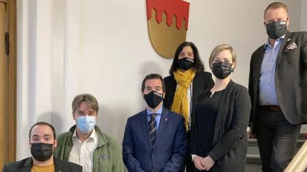 El consejero Irujo, Uxue Itoiz y Sergio Pérez, con la delegación finlandesa: Harri Airakksinen (CEO de Business Tampere); Heini Wallander (responsable propuesta EDIH en Business Tampere) y Harri Nieminen (VTT Finland, Centro tecnológico de Finlandia)