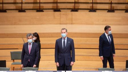 El presidente del CGPJ, Carlos Lesmes, y el rey Felipe VI en el acto de entrega de despachos a nuevos jueces en L'Auditori