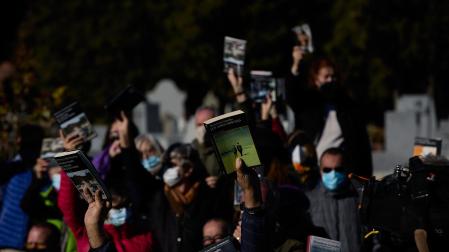 Varias personas con libros en la mano en homenaje a Almudena Grandes, asisten al entierro de la escritora en el Cementerio de La Almudena