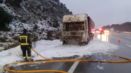 Camión ardiendo en el pk 110 de la AP15 dirección Pamplona