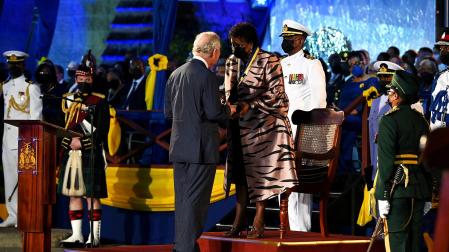 El Príncipe Carlos salida a la presidenta de Barbados, Sandra Mason, al inicio de la ceremonia