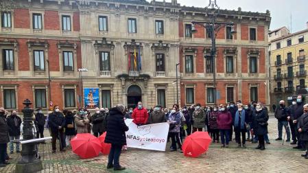 Personas reunidas este martes protestando a favor de Anfas