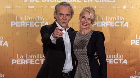 José Coronado y Belén Rueda posan durante la presentación de la película 'La familia perfecta' este lunes en Madrid