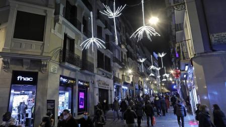 Ciudadanos pasean y hacen compras por la calle Chapitela de Pamplona