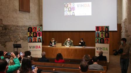 De izda. a dcha: Laura Burgui, Comisión Ciudadana Antisida de Navarra; Carlos Montoya, Kattalingorri; y Lorea Gurutxarri, Asociación SARE