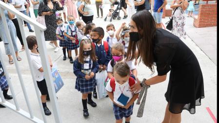 Una maestra del colegio pamplonés FEC Vedruna de Pamplona recibe a los alumnos en el primer día de curso. Las mujeres representan el 72% del profesorado en Navarra