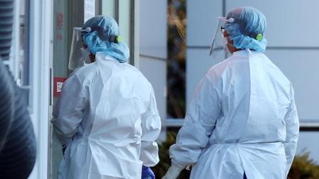 Dos médicos en Corea del Sur, en un hospital donde se han detectado casos de Omicron
