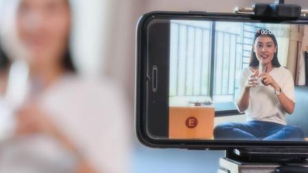 Una persona realiza un vídeo