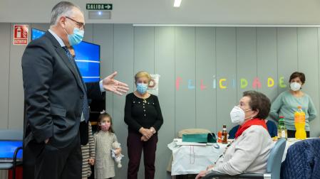 Enrique Maya visita a la pamplonesa Damiana Samino para felicitarle por su centenario