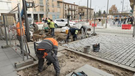 El paso de peatones adoquinado en la confluencia en la Avenida Zaragoza con el Paseo Pamplona.