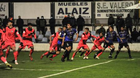Los jugadores de la Peña Sport defienden una acción a balón parado del Málaga durante la segunda mitad. Una segunda parte donde los de Tafalla plantaron cara a los andaluces