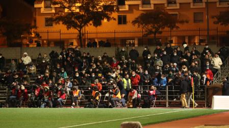 Aficionados llenan las gradas del campo de fútbol del Polideportivo Municipal de San Agustín de Guadalix antes del encuentro de primera ronda de Copa del Rey entre el CF San Agustín de Guadalix y Osasuna