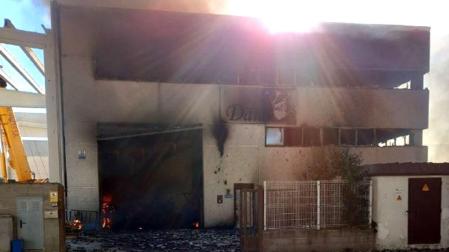 Incendio en el párking de una empresa de un polígono industrial de L'Arboç (Tarragona)