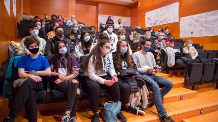 Varios de los chicos y chicas que participaron en el estudio realizado durante once meses en la presentación de los datos