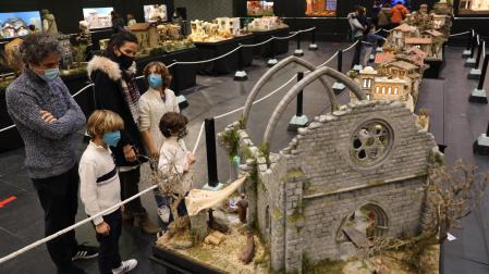 La familia Navarro Moriana, con Xabi, Aimar y Aitor, recorrió la exposición