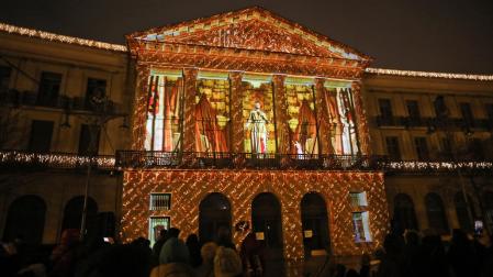 En los primeros compases de la proyección, la bandera de Navarra llenó de rojo la fachada del Palacio hacia Carlos III